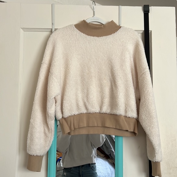 Fabletics Sherpa Crop - Picture 2 of 3